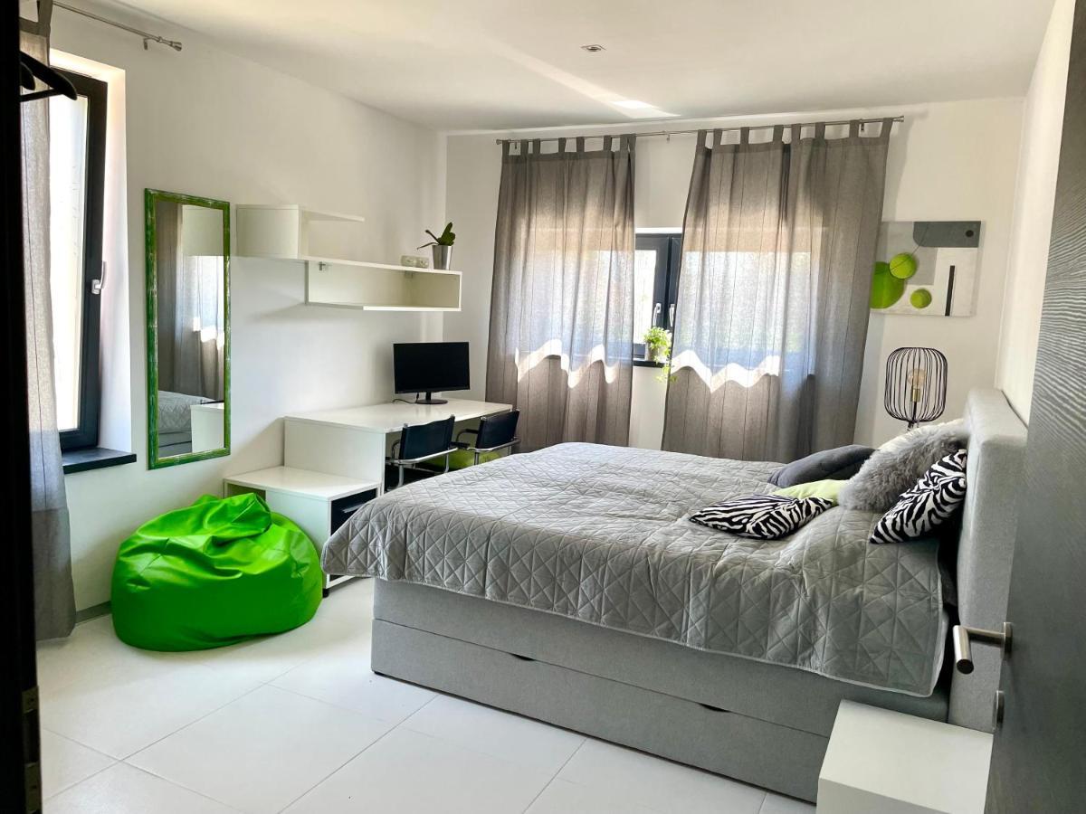 Mega Apartment Prvacina ภายนอก รูปภาพ