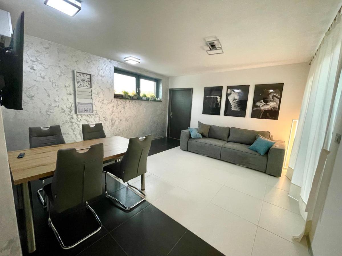 Mega Apartment Prvacina ภายนอก รูปภาพ