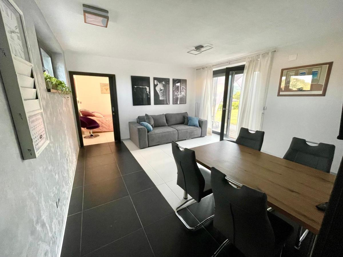 Mega Apartment Prvacina ภายนอก รูปภาพ