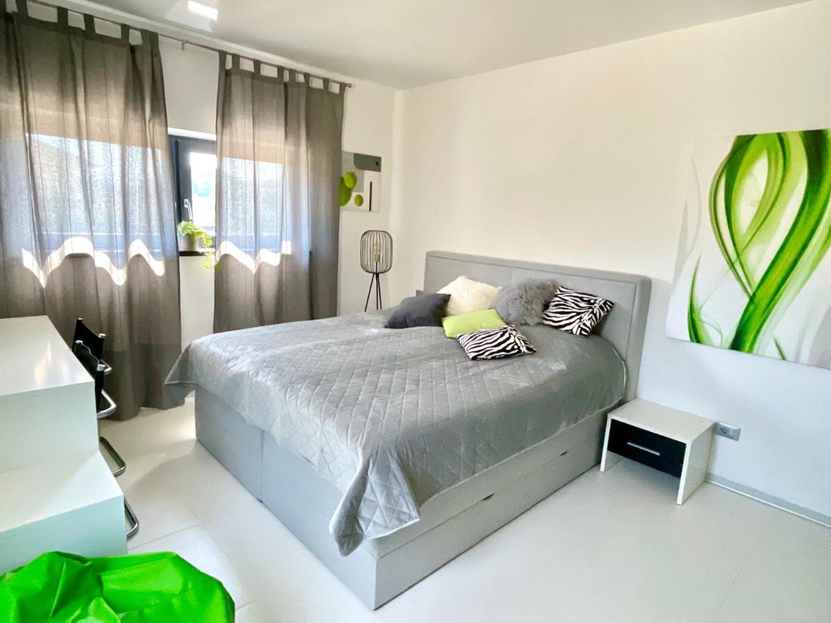 Mega Apartment Prvacina ภายนอก รูปภาพ
